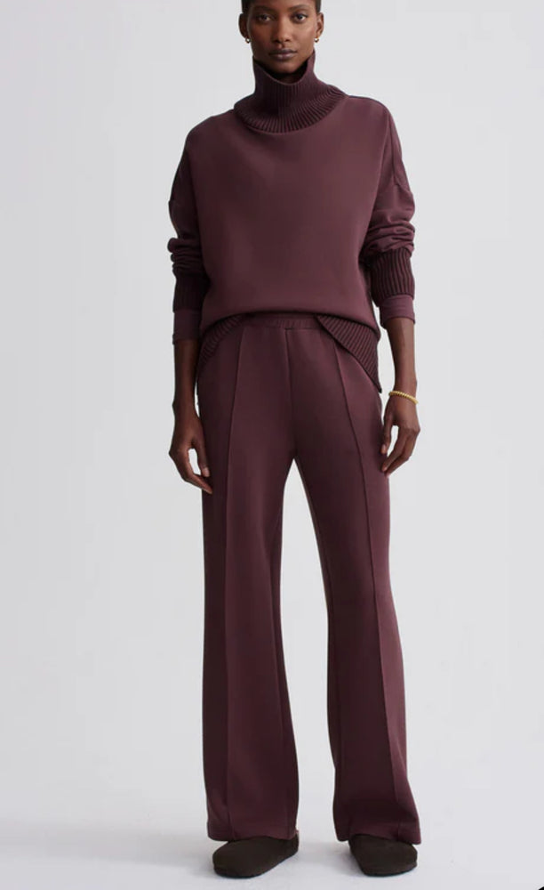 
                  
                    The Wide Leg Pant 28
                  
                